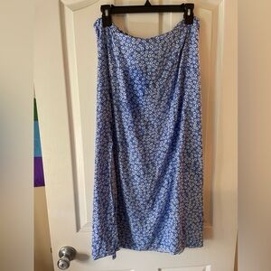 High wasted flowy and lightweight skirt with side slit